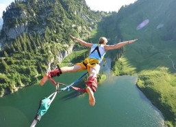 华体会体育app|拜仁年度首战传奇，近十载八胜一平一负，德甲霸主彰显稳定性